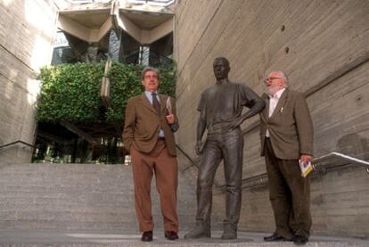 Antonio Miró, a la izquierda, y Fernando Higueras en la <i>Corona de espinas</i> de la Ciudad Universitaria de Madrid, en 2000.