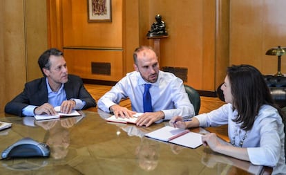 El ministro argentino de Economía, Martín Guzmán (centro), durante una reunión con la misión del FMI en Buenos Aires, este miércoles.