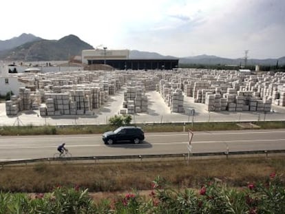 Producción acumulada en una industria azulejera de Castellón.