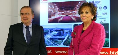 El director del Palacio Euskalduna, Jon Ortuzar, junto a la diputada de Cultura de Bizkaia, Josune Ariztondo, en la presentación del balance 2013.