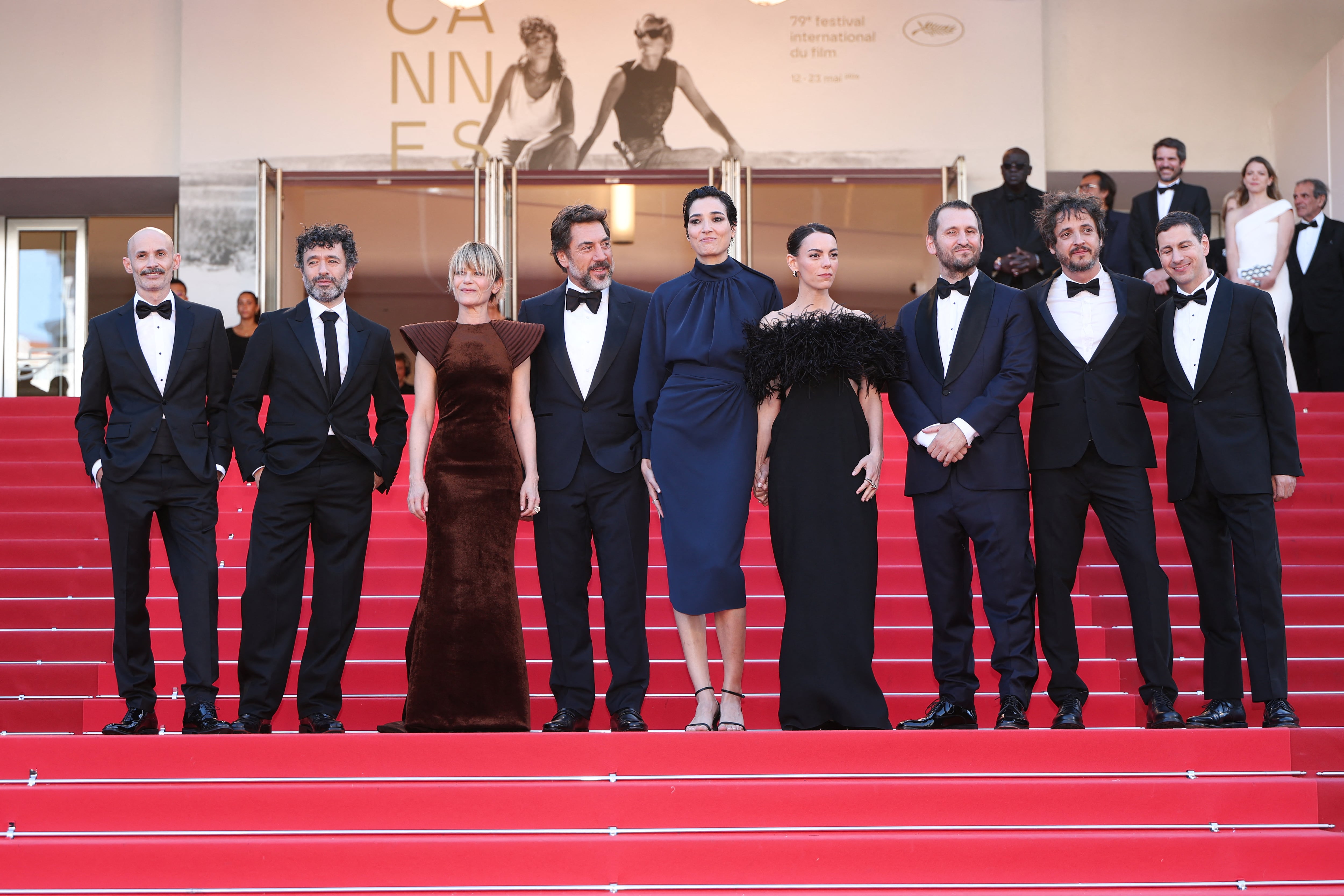La elegancia de Victoria Luengo, de Loewe, y Javier Bardem, de Zegna, en la alfombra roja del Festival de Cannes