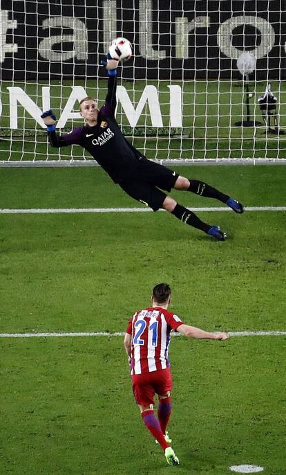 El delantero francés del Atlético de Madrid, Kevín Gameiro, golpea el balón desde el punto de penalti ante el guardameta holandés del FC Barcelona, Jasper Cillessen.