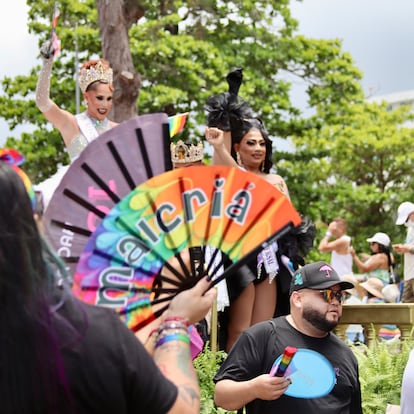 Drag queens saludan a la multitud desde una de las tarimas móviles durante la Marcha del Orgullo en San Juan.