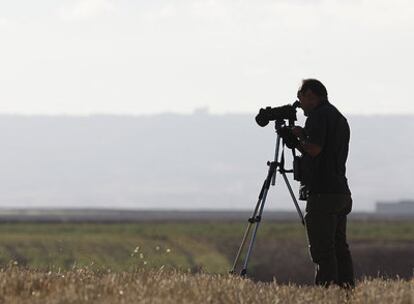 Un ornitólogo avista especies protegidas en la Zona de Especial Protección para las Aves de Alcalá.