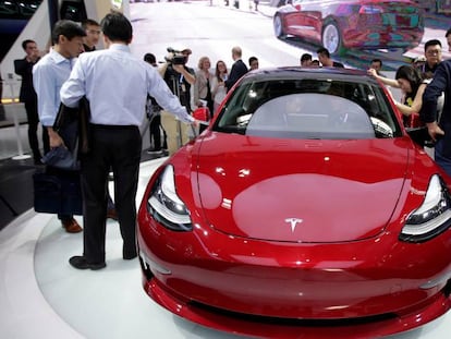 Un modelo de Tesla en la feria del automóvil de Pekín.