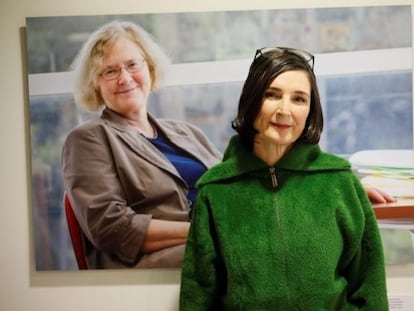 Amparo Garrido ante un retrato de Elizabeth Blackburn, en el CNIO.