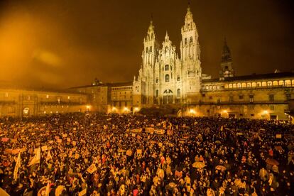 Manifestacion feminista por el dia de la mujer trabajadora en Santiago de Compostela. Vista de la plaza del Obradoiro durante la lectura del manifiesto del 8M