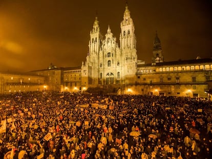 Manifestacion feminista por el dia de la mujer trabajadora en Santiago de Compostela. Vista de la plaza del Obradoiro durante la lectura del manifiesto del 8M