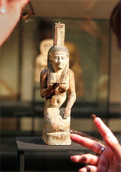 Estatuilla de la diosa Neftis que exhibe la exposición <i>Damas del Nilo</i>.