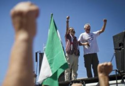 El diputado autonómico de IU y alcalde de Marinaleda (Sevilla), Juan Manuel Sánchez Gordillo (i), junto al portavoz del Sindicato Andaluz de Trabajadores (SAT), Diego Cañamero (d), durante la marcha obrera 'Andalucía en pie' en Cádiz capital el pasado martes.