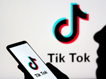 El logotipo aplicación china TikTok en un teléfono inteligente.