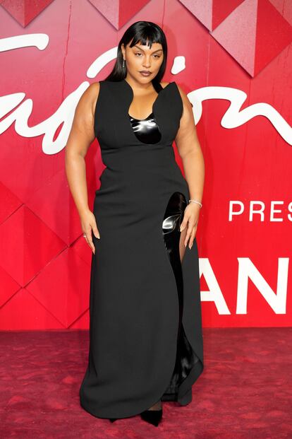 Paloma Elsesser,  galardonada como mejor modelo del año, con un vestido de Maximilian Davis para Ferragamo