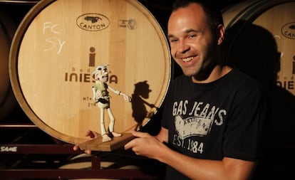 Iniesta bromea en su bodega con el personaje al que presta su voz en la película 'Piratas'