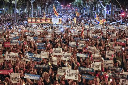Vista general de una multitud de manifestantes que portan carteles en los que se puede leer "Help Catalonia" y "Freedom", durante la manifestación.