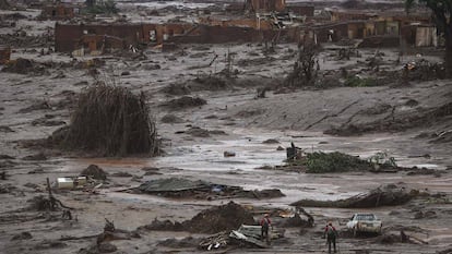 Bombeiros em Mariana no dia 8 de novembro.