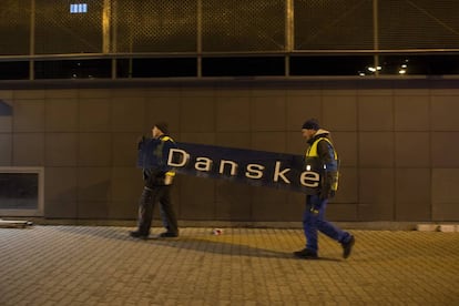 Dos operarios se llevan el cartel de Danske Bank en la filial de Tallin (Estonia), el 5 de octubre de 2019.