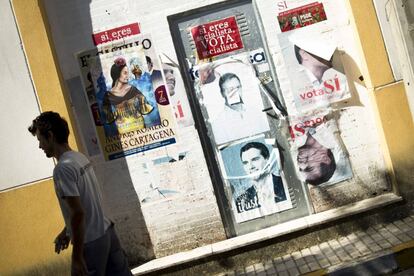 Carteles electorales del 20-D que aún se ven en la localidad sevillana de Las Pajanosas.
