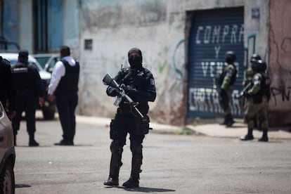 Fuerzas de seguridad municipales y federales realizan un operativo en las calles de Irapuato, Estado de Guanajuato, en una fotografía de archivo.