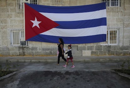 A las 19.00 horas del martes dará comienzo lo que el protocolo del Estado socialista ha anunciado como “un acto de masas”. Cientos de miles de cubanos se apretarán en la enorme explanada para darle el último adiós a Fidel Castro en la oscuridad de la noche. En la imagen, dos personas se dirigen hacia el memorial José Martí para rendir homenaje al líder cubano.