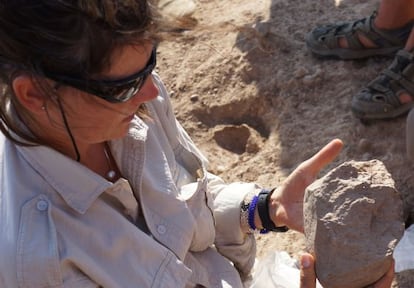 Sonia Harmand examina una de las herramientas de piedra.
