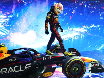 Checo Pérez camina sobre su Red Bull tras ganar el Gran Premio de Singapur.