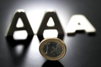En la imagen, una moneda de euro junto a tres letras "A", una de las cuales aparece tumbada. EFE/Archivo