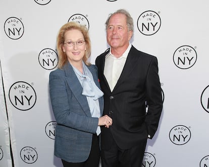 Streep and Gummer also managed to be seen as a model couple, as he always admitted to taking on household chores and child-rearing while she was busy filming, being one of the most admired actresses in the world. For many years, they lived in Connecticut, away from the big city, until their four children left the nest, at which point the couple returned to New York. In 2012, during one of her many Oscar acceptance speeches, Streep dedicated the award to her husband. Here they are seen together in that same year, 2012.