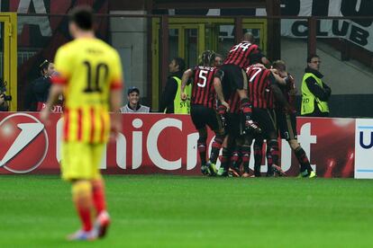Los jugadores del Milan celebran el tanto de Robinho.