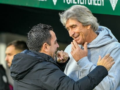 Manuel Pellegrini y Xavi Hernández se saludan antes del inicio del partido en el Benito Villamarín.