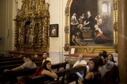 Réplica de la obra 'Santa Isabel de Hungría curando a los tiñosos y dando de comer a los pobres' presente en el Hospital de la Santa Caridad, en Sevilla. Dar de comer a los pobres es una de las obras de misericordia cristiana.