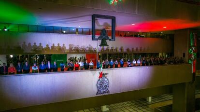 Rubén Rocha, gobernador de Sinaloa, encabeza la ceremonia de Independencia de México en Culiacán sin público, tras la última alza de violencia en el Estado.