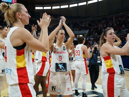 Las jugadoras de la selección española de baloncesto celebran su victoria frente a la selección de Austria.