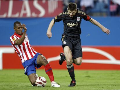 Perea desarma Gerrard, durante o jogo de ida das semifinais da Liga Europa, no estádio Vicente Calderón, entre Atlético de Madri e Liverpool, em 22 de março de 2010.