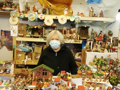 María Martínez (Ávila, 75 años) en su puesto en el mercadillo navideño de la Plaza Mayor de Madrid