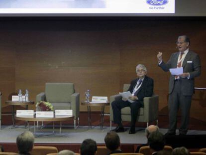 Antonio J. Cobo, director general de General Motors Espa&ntilde;a; Jos&eacute; Manuel Machado, presidente de Ford Espa&ntilde;a, y Francisco Roger, socio de KPMG, durante el Encuentro del Sector de Automoci&oacute;n del IESE en Barcelona.