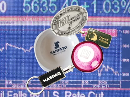 Ceniceros de Banesto, llaveros de Caja Marid o de Nasdaq, posapapeles de Enron o Lehman Brothers... En su día eran un simple regalo que los clientes tiraban o dejaban en el trastero. Hoy son joyas que nos recuerdan a otra época, a otro mundo y también a una debacle.