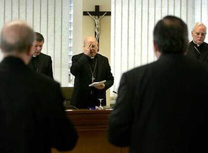 El presidente de la Conferencia Episcopal, Ricardo Bláquez (en el centro), en el salón de plenos de la Casa de la Iglesia en Madrid.