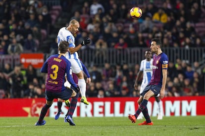 Yousseff En-Nesyri salta para controlar un baón entre Gerard Piqué y Sergio Busquets.