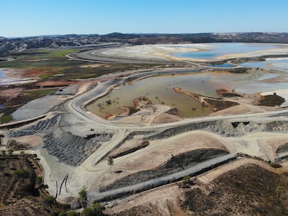 Vista aérea de los trabajos en la balsa de lodos de la excavación minera Atalaya en Riotinto (Huelva), este martes.