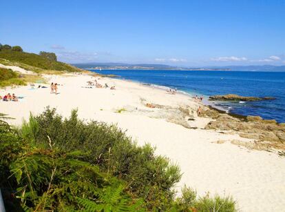 Melide, Isla de Ons in Pontevedra. Located on the largest island within the Atlantic Islands of Galicia National Park, this paradisiacal virgin beach has fine, milky-white sand and crystal-clear waters. The 250-meter long stretch is surrounded by lush vegetation and a string of sand dunes. No authorization is needed to visit the island.