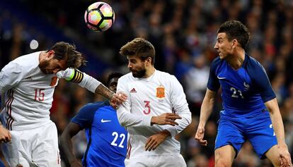 Sergio Ramos i Piqué, davant el francès Koscielny.