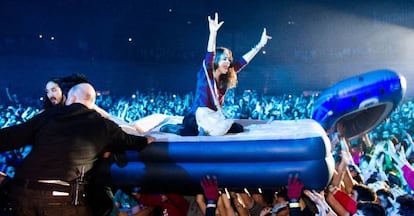 Un momento de la actuación de Steve Aoki (al fondo, a la izquierda) en la noche de Halloween en Madrid Arena.
