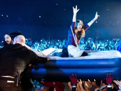 Un momento de la actuaci&oacute;n de Steve Aoki (al fondo, a la izquierda) en la noche de Halloween en Madrid Arena. 