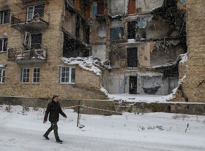 Una vecina camina cerca de un edificio destruido por un ataque ruso en Horenka, en el que el artista Banksy ha pintado una de sus obras, el 19 de noviembre.