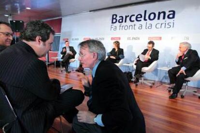 El catedrático Antón Costas charla con el alcalde Jordi Hereu en un momento del debate.