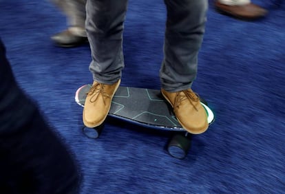 Spectra X, um skate elétrico que se move de acordo com o peso do ocupante.