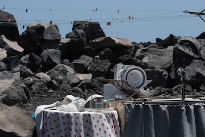 Al igual que en Puerto Naos, el asentamiento de La Bombilla, a pie de playa, fue desalojado apresuradamente tras la erupción. Sus vecinos siguen sin poder regresar.