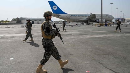 Agentes do Talibã patrulham o aeroporto de Cabul nesta terça-feira após a partida das tropas americanas.