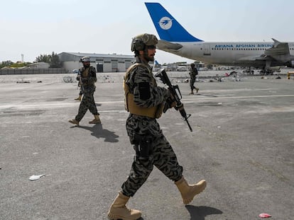 Agentes do Talibã patrulham o aeroporto de Cabul nesta terça-feira após a partida das tropas americanas.