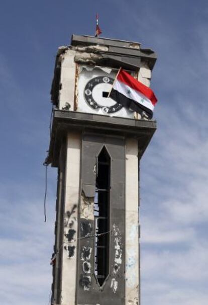 La bandera siria, en una torre en la plaza central de Qusair, tras la toma de la ciudad por el Gobierno.